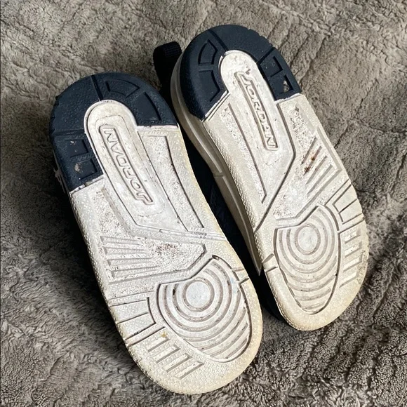 Jordan Kids Black and Pink Sneakers Size 6C - Picture 8 of 10